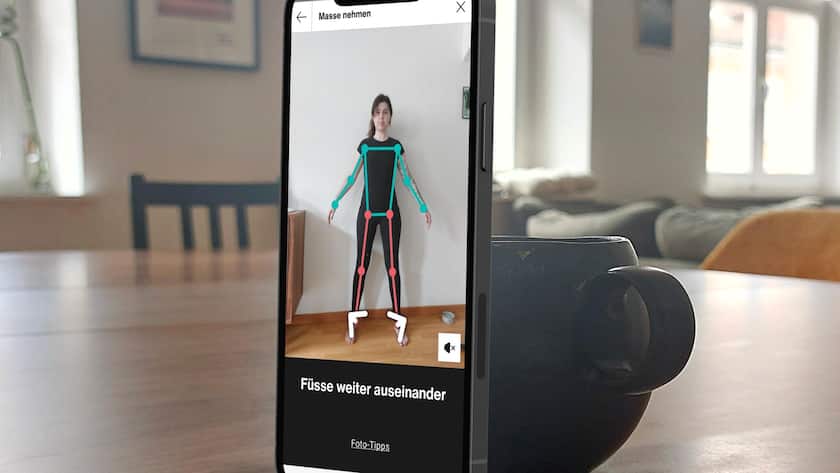 Beim Scanvorgang bekommt man über ein Augmented Reality Interface laufen Anweisungen, wie der Körper positioniert werden soll.