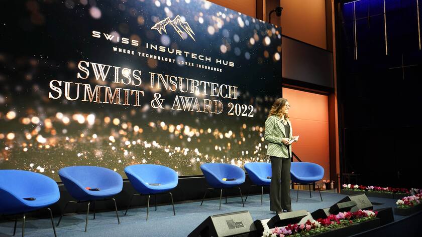 Jurypräsidentin Silvia Signoretti, hier in einer Aufnahme von 2022, während ihrer Lautatio am zweiten Swiss Insurtech Award.