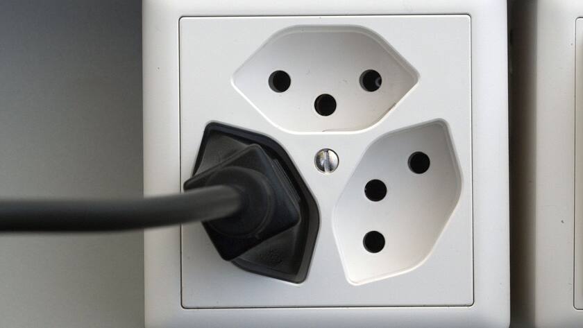 Eine Steckdose, aufgenommen im August 2002, in Zuerich. Am 22. September wird ueber das Elektrizitaetsmarktgesetz (EMG) abgestimmt. (KEYSTONE/Gaetan Bally)