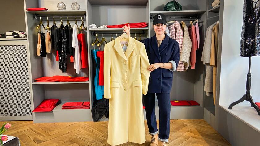 Nina mit dem Mantel von Olena Selenska im Fashion Büro Zürich