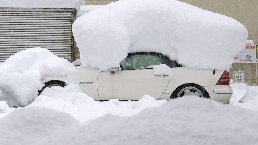 Heavy snow in Niigata A car is covered with snow in Nagaoka in Niigata Prefecture, Japan, following heavy snowfall on Dec. 19, 2022. PUBLICATIONxINxGERxSUIxAUTxHUNxONLY A14AA0001378179P