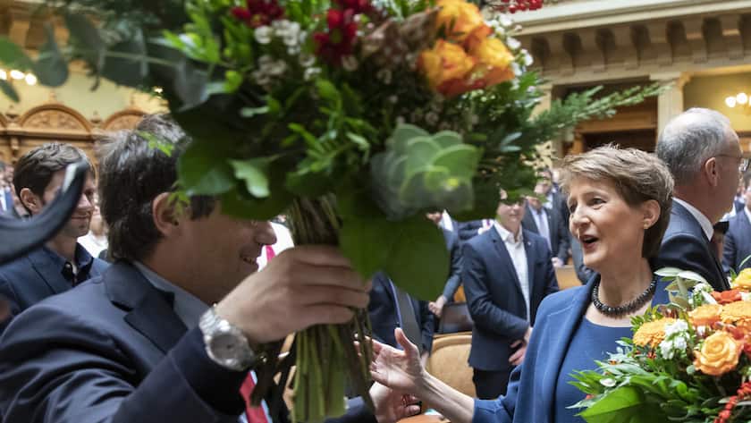 Die neu gewaehlte Bundespraesidentin Simonetta Sommaruga erhaelt Blumen von Roger Nordmann, SP Fraktionspraesident, nach den Bundesratswahlen waehrend der Wintersession der Eidgenoessischen Raete, am Mittwoch, 11. Dezember 2019, in Bern. (KEYSTONE/Peter Klaunzer)