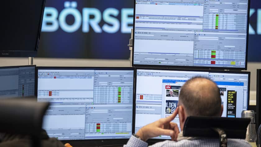 06.01.2020, Hessen, Frankfurt/Main: Ein Aktienhändler sitzt auf dem Parkett der Börse nachdenklich vor seinen Monitoren. Der Konflikt zwischen den USA und dem Iran hat die Anleger am deutschen Aktienmarkt weiter verunsichert. Der Dax rutschte zeitweise unter die Marke von 13.000 Punkten und damit auf ein Tief seit vier Wochen. Foto: Boris Roessler/dpa +++ dpa-Bildfunk +++ (KEYSTONE/DPA/Boris Roessler)