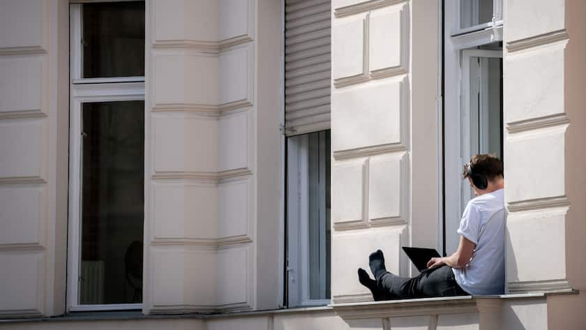 16.04.2020, Berlin: Julius hat sein Homeoffice auf die sonnige Fensterbank seiner Wohnung im Stadtteil Kreuzberg verlegt. Um die Ausbreitung des Coronavirus zu verlangsamen, hat die Bundesregierung das öffentliche Leben weiter erheblich eingeschränkt. Foto: Kay Nietfeld/dpa +++ dpa-Bildfunk +++ (KEYSTONE/DPA/Kay Nietfeld)
