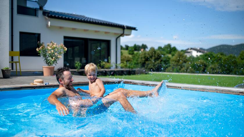 Eine Familie hat Spass in ihrem Pool: Die Immobilienpreise in den Zentren gehen durch die Decke.