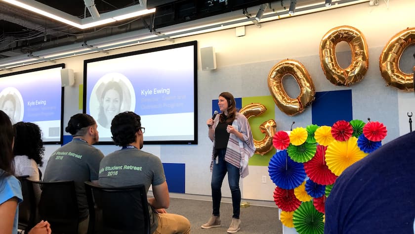 Google-Personalchefin findet Bewerber mit simpler Strategie Google-Personalchefin Kyle Ewing spricht vor Zuschauern.