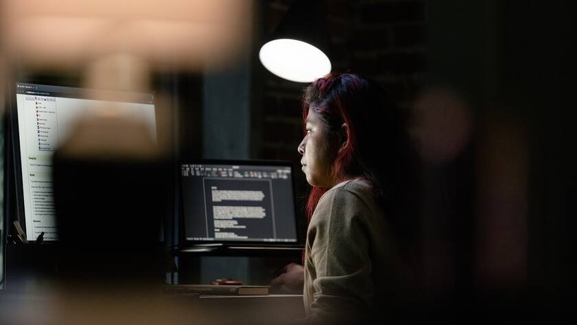 Arbeitssucht: Frau arbeitet in der Nacht