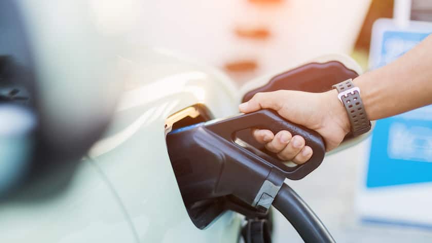 Elektrofahrzeug beim Aufladen an der Ladestation