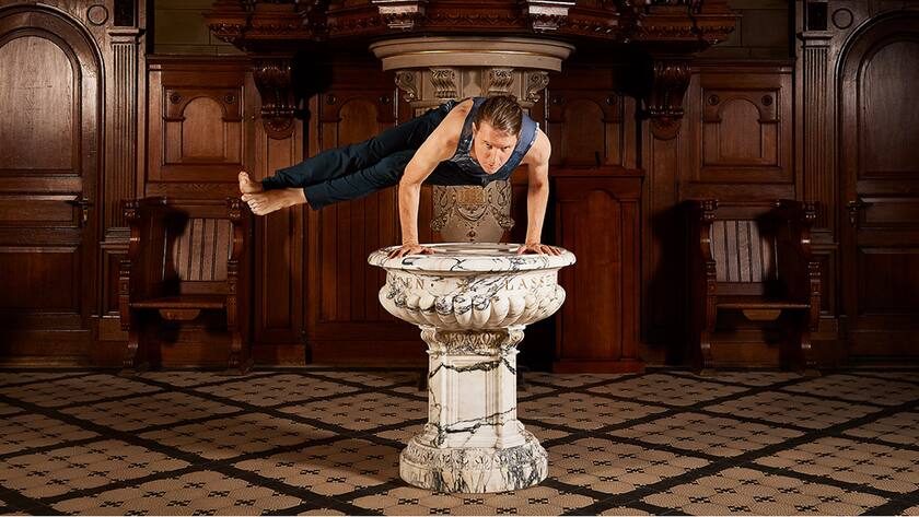 Wenn Glaube und Yoga verschmelzen: Andy Lusti am Taufbecken.