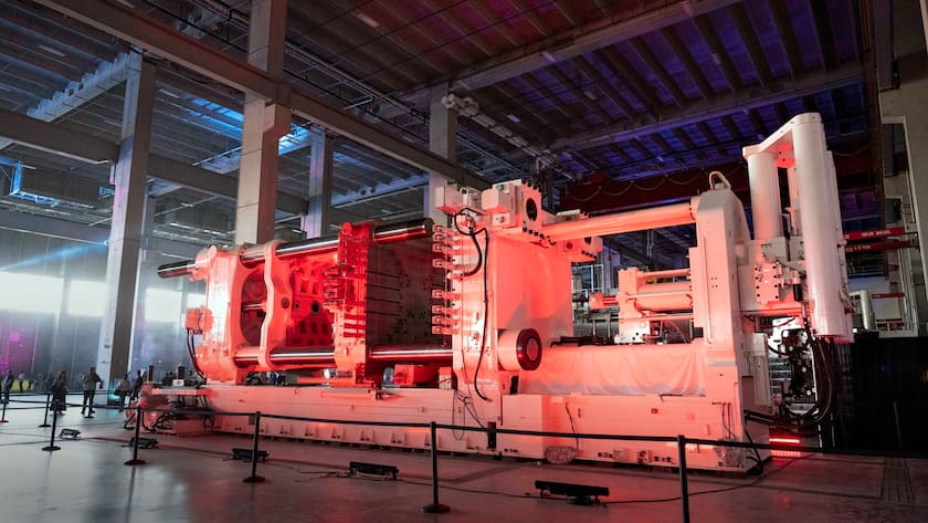 Gussdruckmaschinen wie hier im Tesla-Werk in Austin (Texas) revolutionieren die Automobilproduktion.