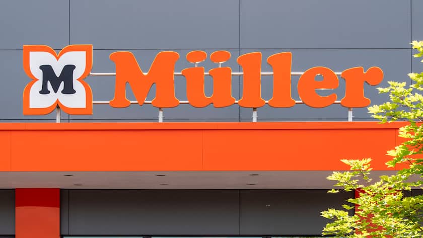 Werbe- und Firmanschild des Drogeriemarkt Müller Werbe- und Firmanschild des Drogeriemarkt Müller Copyright: xZoonar.com/WolfgangxFilserx zoonar_18819246