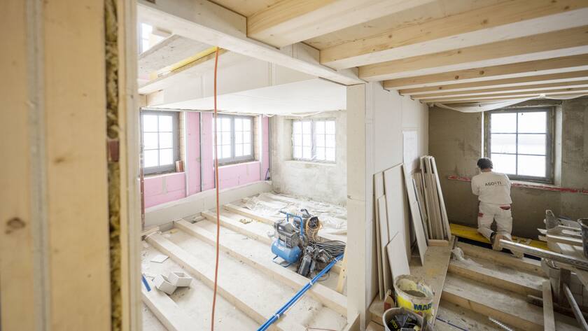 Ein altes Haus waehrend Umbau- und Sanierungsarbeiten am Dach zu einem Generationenhaus, fotografiert am Montag, 11. April 2022 in Meilen. Beim bestehenden Wohnhaus handelt es sich um ein kommunales Schutzobjekt; das Wohnhaus ist Bestandteil einer noch intakten, historischen Haeusergruppe, die Fassade ist denkmalgeschuetzt. Das Gebaeude wird als Generationenhaus mit zwei zweigeschossigen Wohnungen neu organisiert und der Innenraum neu gestaltet. (KEYSTONE/Christian Beutler)