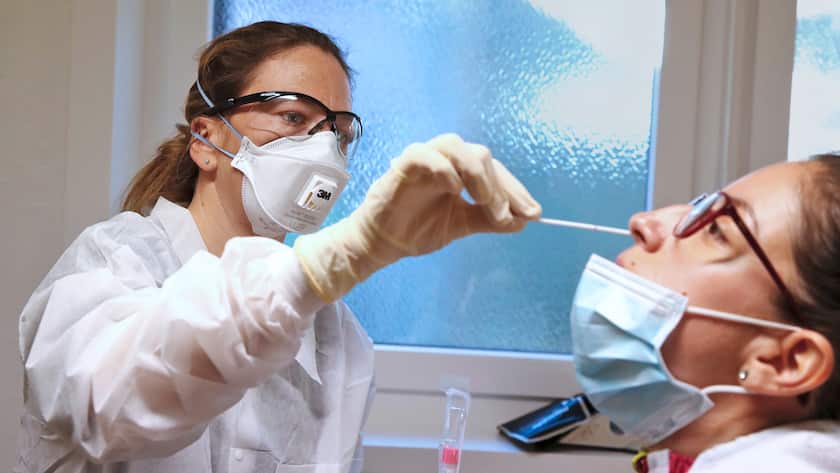 Ärztin führt Coronatest durch