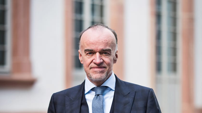 *** SPECIAL FEE +100% *** Leonhard "Lenny" Fischer, Bankier, Investor und Manager, Portraet, Thurn- und Taxisplatz, vor dem Thurn- und Taxispalais, Frankfurt am Main, 22.11.2017 .Engl: Leonhard "Lenny" Fischer, Banker, Investor and Manager, Portrait at Thurn- und Taxisplatz, Frankfurt am Main, 22 November 2017.. (KEYSTONE/LAIF/Peter Jülich)