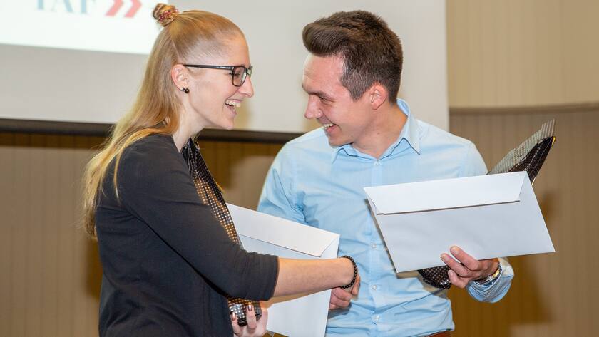 Praxisnähe macht den Unterschied Geschafft! Claudia Signer und Claudio Wellington freuen sich über das Diplom Finanzberater/in IAF.