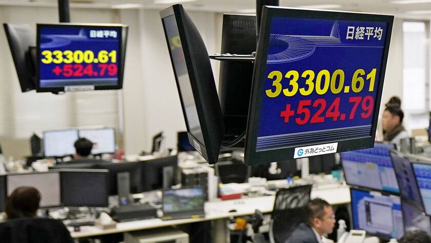 Nikkei-Kurs auf Monitoren in einer Finanzfirma in Tokio.