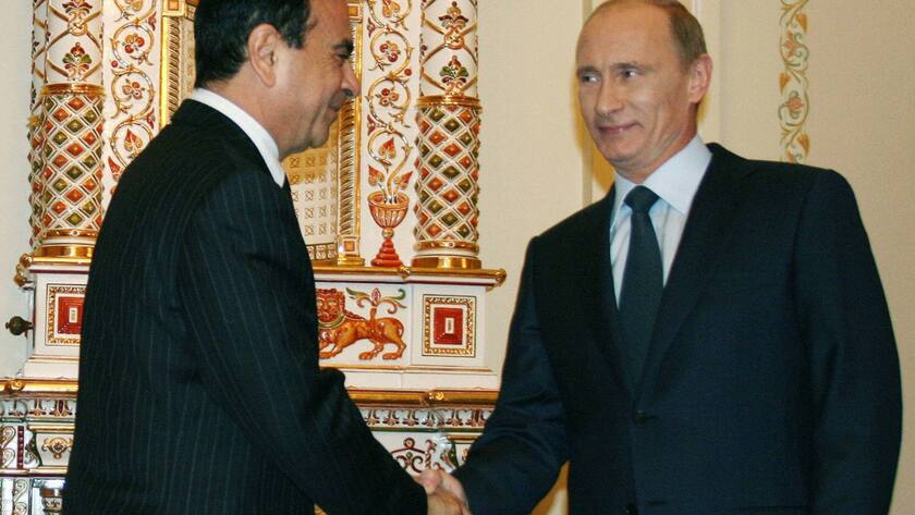 Wladimir Putin (R) schüttelt dem damaligen Vorstandsvorsitzenden von Renault S.A., Carlos Ghosn, am 2. November 2010 in der offiziellen Residenz des Premierministers in einem Vorort von Moskau die Hand.