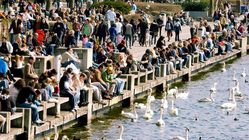 Menschenmassen bevoelkern das Zuercher Utoquai bei fruehlingshaften Temperaturen, am Samstag, 8. April 2006. Bereits morgen Sonntag soll eine neue Kaltfront mit Regen die Schweiz durchqueren und fuer ungemuetliches Aprilwetter sorgen. (KEYSTONE/Walter Bieri)