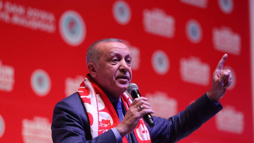 Der türkische Präsident Recep Tayyip Erdogan erhöht im Wahljahr die Beamtenlöhne.