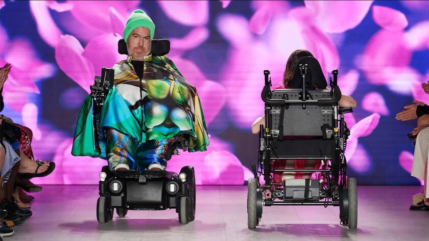 Eine ungewöhnliche Fasion Show an der Fifth Avenue in New York: Menschen mit spinaler Muskelatrophie, einer genetisch bedingten Nervenkrankheit, führen Kleider vor.