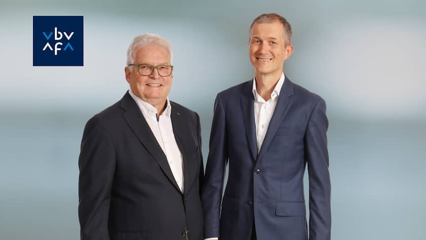 Günther Engler (l.) übergibt die Leitung der überbetrieblichen Kurse an Tschalér.