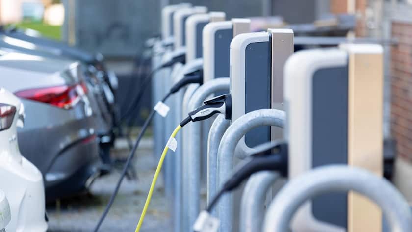 05.09.2023, Deutschland, auf dem Foto mehrere Ladesäulen, über die gerade über einen Kabelanschluà Elektroautos aufgeladen werden *** 05 09 2023, Germany, in the photo several charging columns, through which electric cars are currently being charged via a cable connection