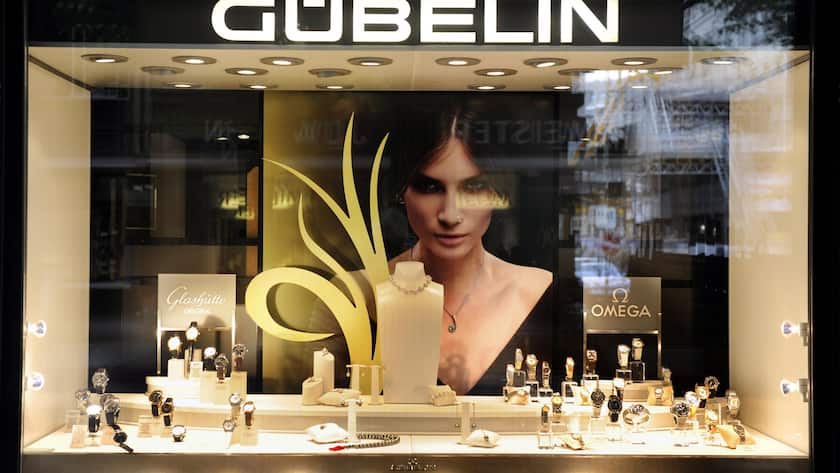 Schaufenster eines Uhrengeschaeftes an der Zuercher Bahnhoftstrasse an Sonntag, 16. Mai 2010. Bei einem Raubueberfall am Samstag 15. Mai um 9.30 Uhr erbeuteten unbekannte Taeter Uhren im Gesamtwert von mehreren Hunderttausend Franken. (KEYSTONE/Walter Bieri)