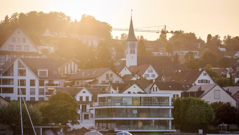 Lohnt sich für Eigenheimbesitzer die indirekte Amortisation noch? Foto: Sven Thomann, 13.8.2025, Rüschlikon (ZH): Wohnhäuser am Zürichsee in Rüschlikon. Immobilien, Miete, Wohneigentum, Hypothek, Pfnüselküste, Wohnungsmarkt, Liegenschaft, Eigentumswohnung, Einfamilienhaus, Wohnhaus, Zins, Mietzins, Haus, Immobilie, Saron, Hypo, Mehrfamilienhaus, Themenbild, Symbolbild, Symbolfoto, SymbolbildRMS