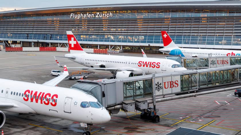 Foto: Sven Thomann, 19.12.2025, Kloten (ZH): Flugzeuge der Swiss International Airlines und der Chair Airlines sind auf dem Flughafen Zuerich am Dock B geparkt. Hinten das Airside Center. SymbolbildRMS
