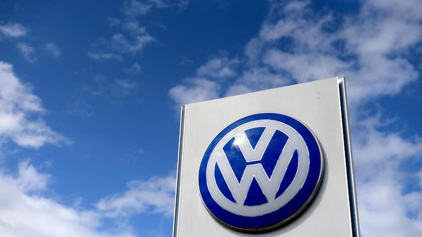 Baut VW bald Raketenabwehrsysteme für Israel? (FILES) A logo of German car maker Volkswagen (VW) is pictured at a car dealer in Hamm, western Germany on May 25, 2020. At the end of February, the Paris public prosecutor's office requested a trial on charges of deceit in the Dieselgate scandal against Volkswagen, which has been under investigation since June 2021, AFP learned on March 21, 2025 from a source close to the case. (Photo by Ina FASSBENDER / AFP)