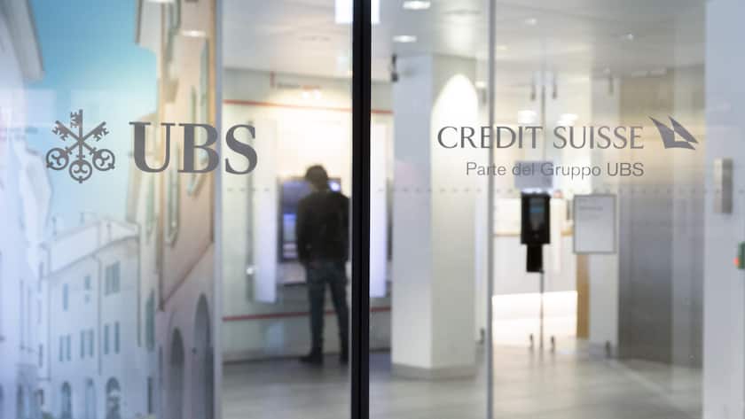 Die Logos beider Banken, UBS und Credit Suisse, in einer Bankfiliale, aufgenommen am Dienstag, 16. April 2024 in Mendrisio. Nach der Ãbernahme der Credit Suisse durch die UBS im März 2023, werden in den nächsten Monaten die ersten Credit Suisse Filialen geschlossen. (KEYSTONE/TI-PRESS/PABLO GIANINAZZI)