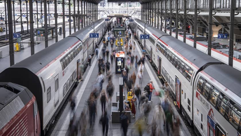 Eine Uebersicht auf ein Perron mit angekommenen Zugsreisenden am Bahnhof Luzern am Donnerstag, 15. Juni 2023 in Luzern. (KEYSTONE/Urs Flueeler).