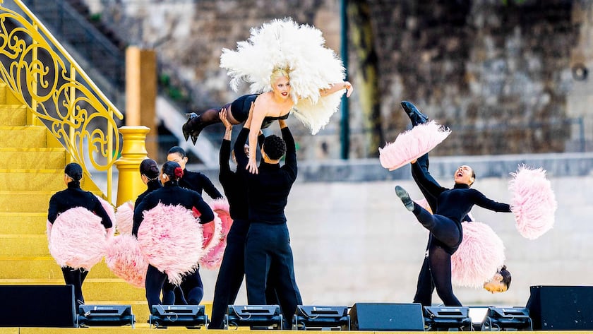 Lady Gaga an der Eröffnungsfeier:Performance in einer Kreation von Dior.