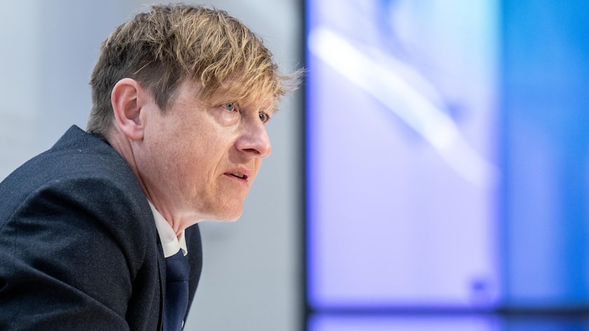 Preisueberwacher Stefan Meierhans spricht an der Jahresmedienkonferenz, am Montag, 28. Februar 2022, in Bern. (KEYSTONE/Peter Schneider)