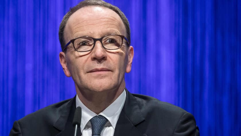 Nestlé-CEO Mark Schneider tritt ab Nestle's CEO Ulf Mark Schneider looks on during a general shareholders meeting of Swiss food giant Nestle in Ecublens, near Lausanne, on April 18, 2024. (Photo by Fabrice COFFRINI / AFP)