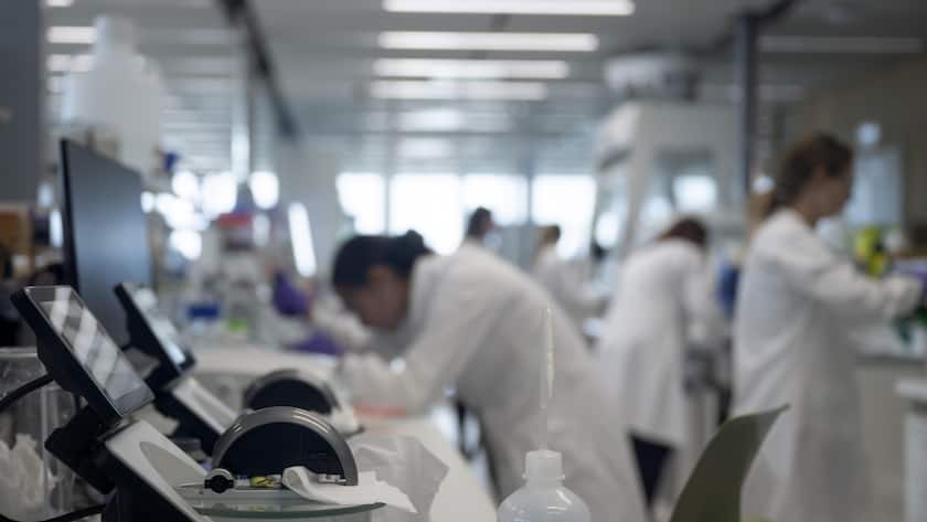 Abnehmpille von Roche verursacht Nebenwirkungen – Aktie fällt Ein Labor, fotografiert bei der Eroeffnungsfeier des neuen Roche Forschungs- und Entwicklungszentrums (pRED-Center) in Basel, am Dienstag, 10. September 2024. (KEYSTONE/Georgios Kefalas)