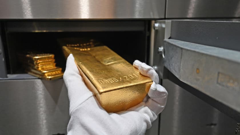 Ein 12,5 kg Goldbarren im Wert von 744.000 Euro in einem Schliessfach,Gold,Feingold 999,9 Edelmetall,Wertanlage,Sachaufnahme im Tresorraum vom Goldhaus Pro Aurum in Muenchen. *** A 12.5 kg gold bar worth 744 000 euros in a safe deposit box,gold,fine gold 999,9 precious metal,value investment,property recording in the vault of Goldhaus Pro Aurum in Munich