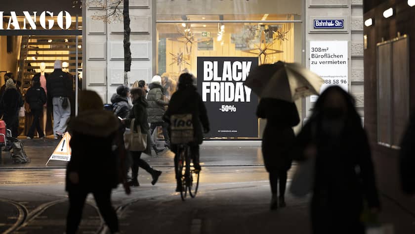 Einkaufslustige am Black Friday, ein US-Amerikanischer Brauch als Start in ein traditionelles Familienwochenende und als Beginn der Weihnachtseinkaufsaison, fotografiert am Freitag, 26. November 2021 an der Bahnhofstrasse in Zuerich. (KEYSTONE/Christian Beutler)