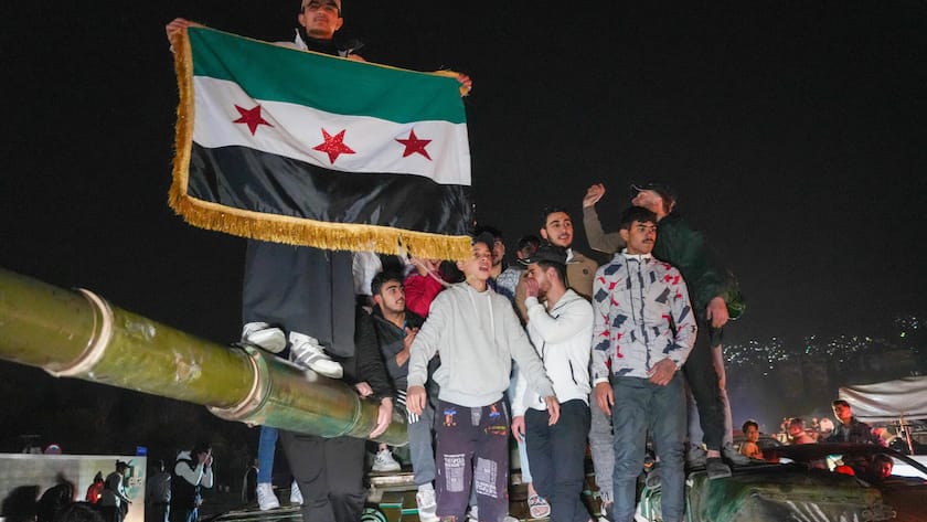 Syrians Celebrate The Fall Of The Assad Regime In Damascus Syrians Gather In The Umayyad Square In The Heart Of Damascus To Celebrate The Fall Of The Assad Regime On December 9, 2024. Damascus Syria PUBLICATIONxNOTxINxFRA Copyright: xRamixAlsayedx originalFilename: alsayed-notitle241209_npySN.jpg