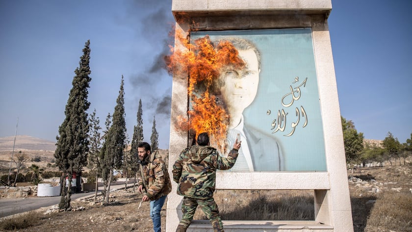 Syrien, Sturz von Baschar al-Assad, Eindrücke aus der Umgebung von Damaskus Assad Syria falls in Damascus, Syria - 09 December 2024 A man burns a picture of former Syrian president Bashar al-Assad close to Syria s border with Lebanon. Rebels launched a shock offensive across Syria in late November, ousting President Bashar al-Assad and ending more than half a century of the Assad family regime. Damascus Syria Copyright: xSallyxHaydenx/xSOPAxImagesx BK9B7026