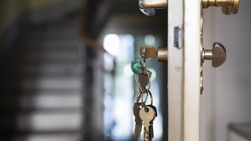 Ein Schluessel steckt in einer Wohnungstuer einer Mietwohnung, aufgenommen am Freitag, 11. Oktober 2024 in Bern. Am 24. November 2024 stimmen die Schweizer Stimmberechtigten über die Aenderung vom 29. September 2023 des Obligationenrechts (Mietrecht: Kuendigung wegen Eigenbedarfs) ab. (KEYSTONE/Peter Schneider)