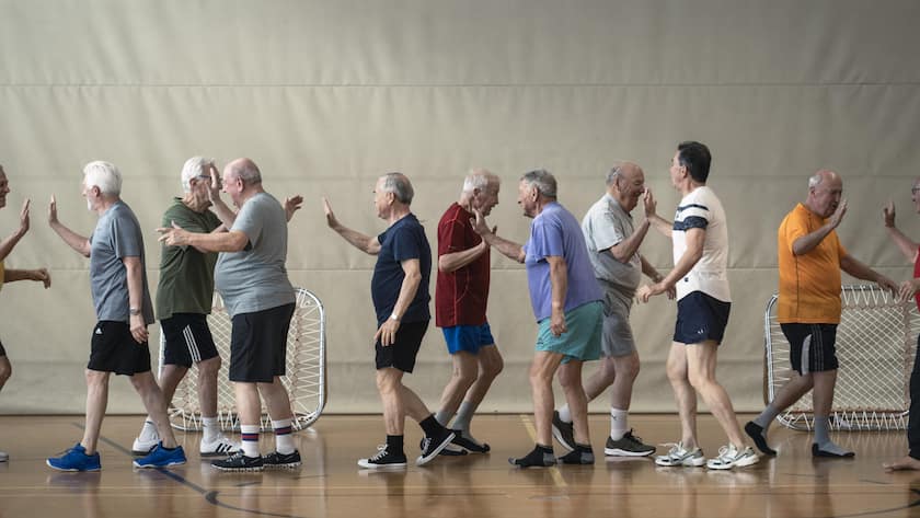 Senioren der Turngesellschaft Chiasso SFG (Societa Federale di Ginnastica) der Sektion Veteranen bei der koerperlichen Ertuechtigung, am Donnerstag, 28. Maerz 2024, in Chiasso. Die SFG trainiert jeden Donnerstag von 16.30 bis 17.30 Uhr in Chiasso. Die Mitglieder haben ein Alter zwischen 80 und 94 Jahren. Mit Adriano Gobbi aus Vacallo und Paolo Keller aus Chiasso figurieren zwei ueber 90-Jaehrige in dem Team. (KEYSTONE/Ti-Press/Alessandro Crinari)