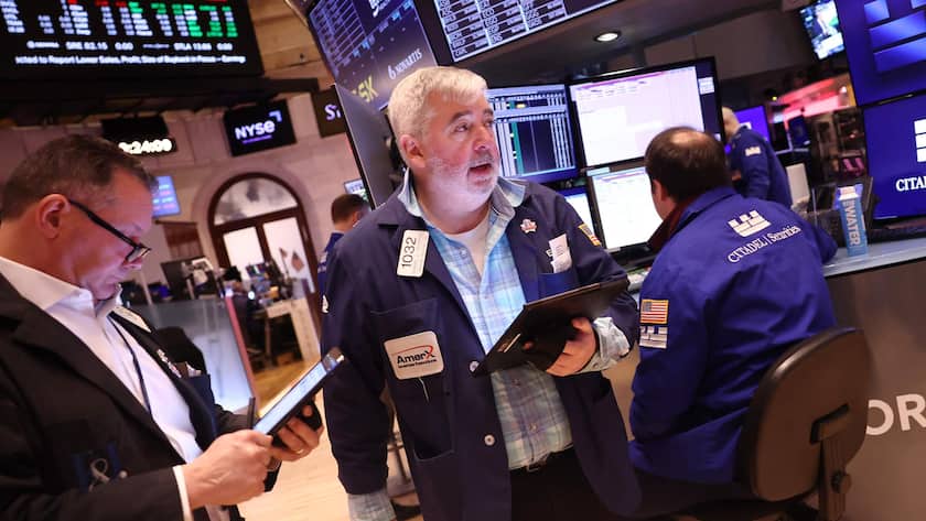 NEW YORK, NEW YORK - JANUARY 28: Traders work on the floor of the New York Stock Exchange during morning trading on January 28, 2025 in New York City. Stock opened up flat amid the arrival of the Chinese artificial intelligence startup DeepSeek which sparked a sell-off in tech stocks. Michael M. Santiago/Getty Images/AFP (Photo by Michael M. Santiago / GETTY IMAGES NORTH AMERICA / Getty Images via AFP)