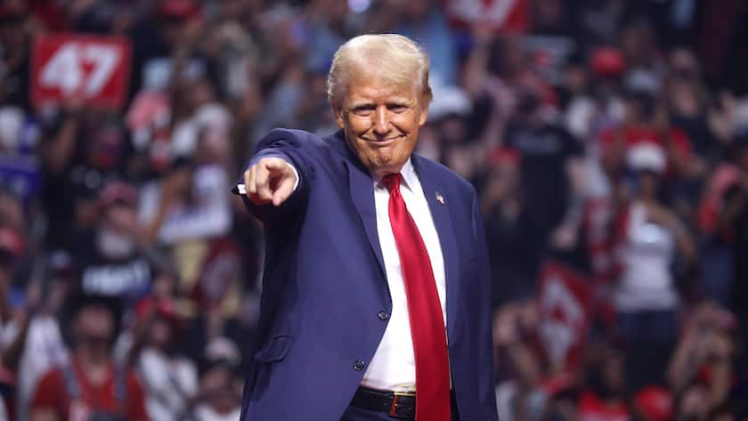 August 23, 2024, Glendale, Arizona, USA: Former President of the United States DONALD TRUMP speaks at a campaign rally in Glendale, Arizona. Glendale USA - ZUMAg247 20240823_znp_g247_011 Copyright: xGagexSkidmorex