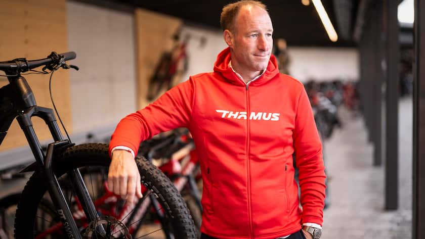 Der Fahrradunternehmer Thomas "Thoemu" Binggeli posiert beim Hauptgeschaft seines Unternehmens und dem Swiss Bike Park, am Dienstag, 28. November 2023 in Oberried bei Koeniz. Thoemu Binggeli gruendete mit 17 Jahren auf dem elterlichen Bauernhof in Oberried seine erste Velofirma, 1998 lancierte er die Eigenmarke Thoemus. Er entwickelte die E-Bikes "Stromer", im Jahr 2009 und den 2023 lancierten Twinner. (KEYSTONE/Alessandro della Valle)
