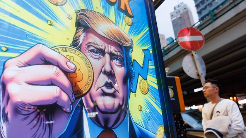 Kryptowährungen sind wieder gefragt – das sind die Gründe Bitcoin Last Plunges 5.6% Below USD80,000 People walk past an advertisement feature Donald Trump with Bitcoin in Hong Kong. U.S. reciprocal tariffs sent shockwaves to global financial markets, with cryptocurrencies also experiencing declines. Bitcoin, the world s largest cryptocurrency by market value, fell more than 5% to $78,892.92 at 1855 GMT on Sunday Hong Kong China Copyright: xMayxJamesx/xSOPAxImagesx MJP_20250406_Bitcoin_9530