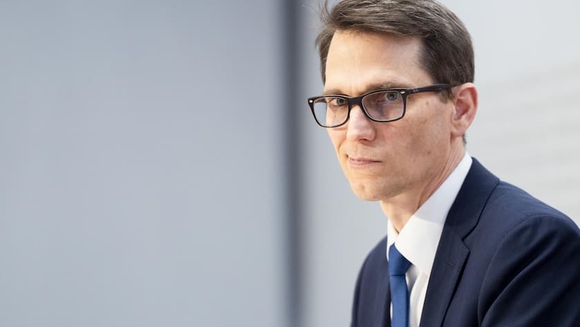 Martin Schlegel, Praesident des Direktoriums der Schweizerischen Nationalbank (SNB), waehrend einer Medienkonferenz des Bundesrates zu den Massnahmen fuer die Bankenstabilität, am Freitag, 6. Juni 2025, in Bern. (KEYSTONE/Til Buergy)