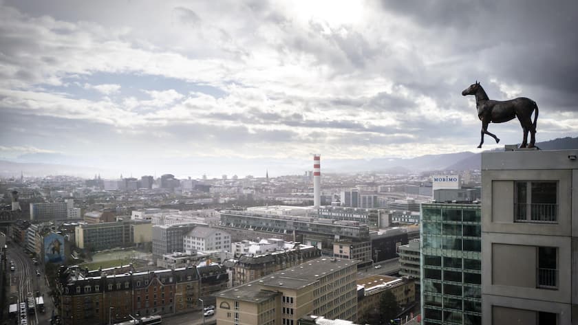 Das gelenkige Pferd, eine Skulptur der Arbeit "Der ungezaehmte Horizont" des Kuenstlers Yves Netzhammer auf der neuen staedtischen Wohnsiedlung Tramdepot Hard, am Dienstag, 7. Januar 2025 in Zuerich. Beim Escher-Wyss-Platz entsteht eine neue staedtische Wohnsiedlung: Auf das Tramdepot Hard wurden zwei Wohntuerme mit 193 Wohnungen gebaut. Interessierte koennen sich ab dem 7. Januar fuer Wohnungen bewerben welche ab Sommer bezogen werden. (KEYSTONE/Michael Buholzer)