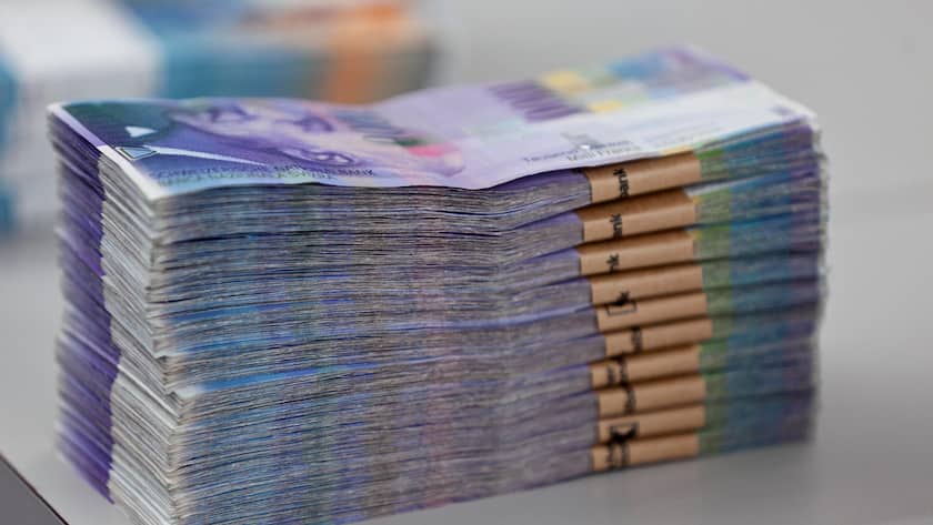 Bundles of bank notes of 1000 Swiss Francs at the bank vault of the "Zuercher Kantonalbank" bank, pictured on August 9, 2011 in Zurich, Switzerland. (KEYSTONE/Martin Ruetschi)