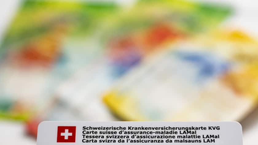 Une illustration pour la hausse des primes d'assurance-maladie, montre une carte suisse d'assurance-maladie LAMal (KVG) de l'assurance Assura, devant des billets de banque suite a l'annonce par le Departement federal de l'interieur d'une augmentation des primes pour l'annee 2025 le jeudi 26 septembre 2024 a Lausanne. (KEYSTONE/Jean-Christophe Bott)